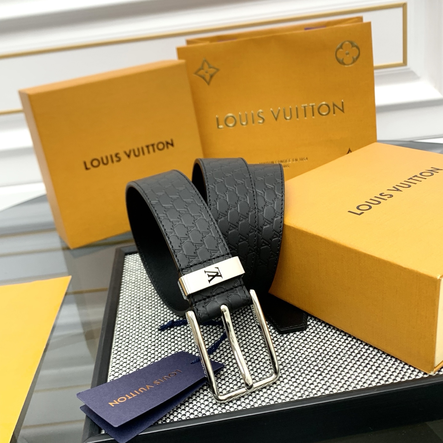 Louis Vuitton LV Monogram 进口压花皮铺陈外层 LV Dimension 方形金属搭扣闪烁微妙莹泽