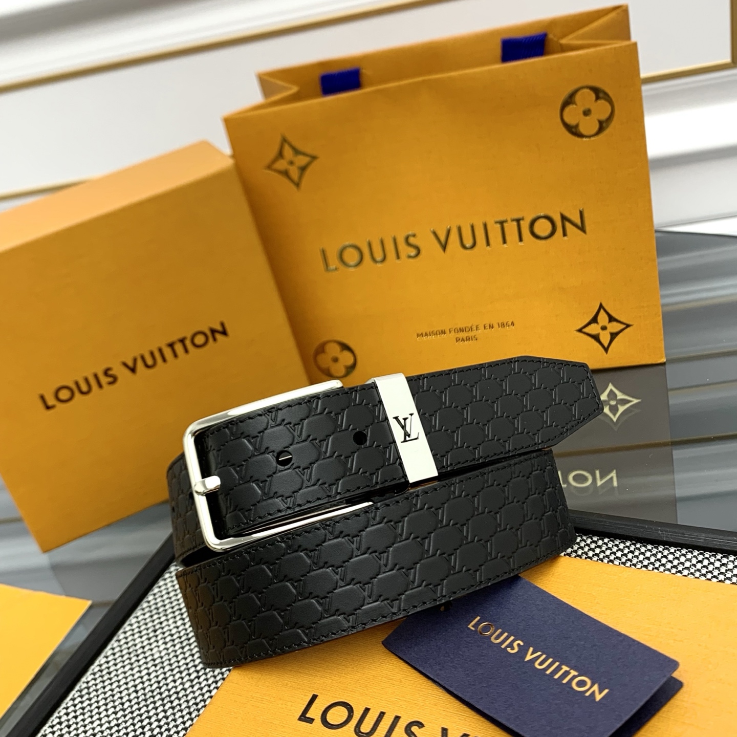 Louis Vuitton LV Monogram 进口压花皮铺陈外层 LV Dimension 方形金属搭扣闪烁微妙莹泽