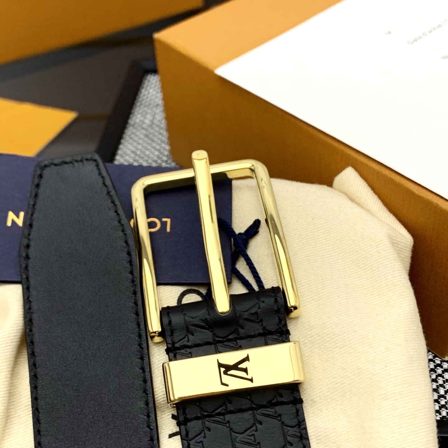 Louis Vuitton LV Monogram 进口压花皮铺陈外层 LV Dimension 方形金属搭扣闪烁微妙莹泽