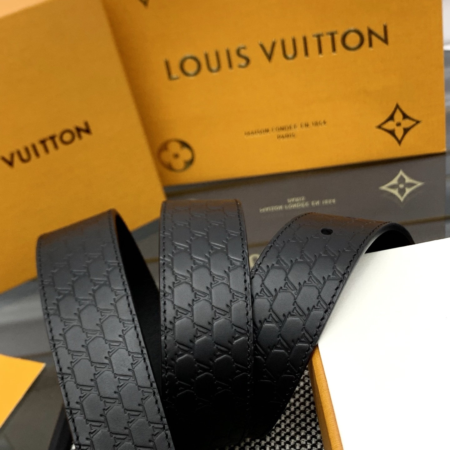 Louis Vuitton LV Monogram 进口压花皮铺陈外层 LV Dimension 方形金属搭扣闪烁微妙莹泽