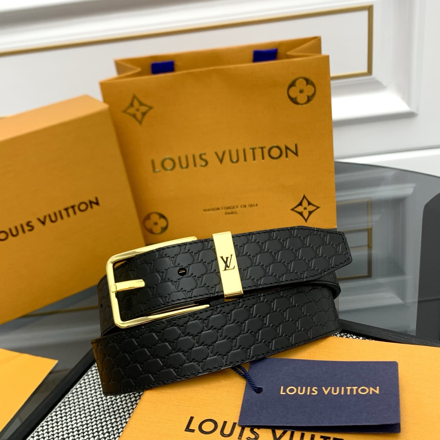 Louis Vuitton LV Monogram 进口压花皮铺陈外层 LV Dimension 方形金属搭扣闪烁微妙莹泽