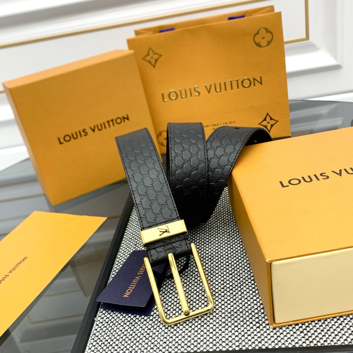 Louis Vuitton LV Monogram 进口压花皮铺陈外层 LV Dimension 方形金属搭扣闪烁微妙莹泽