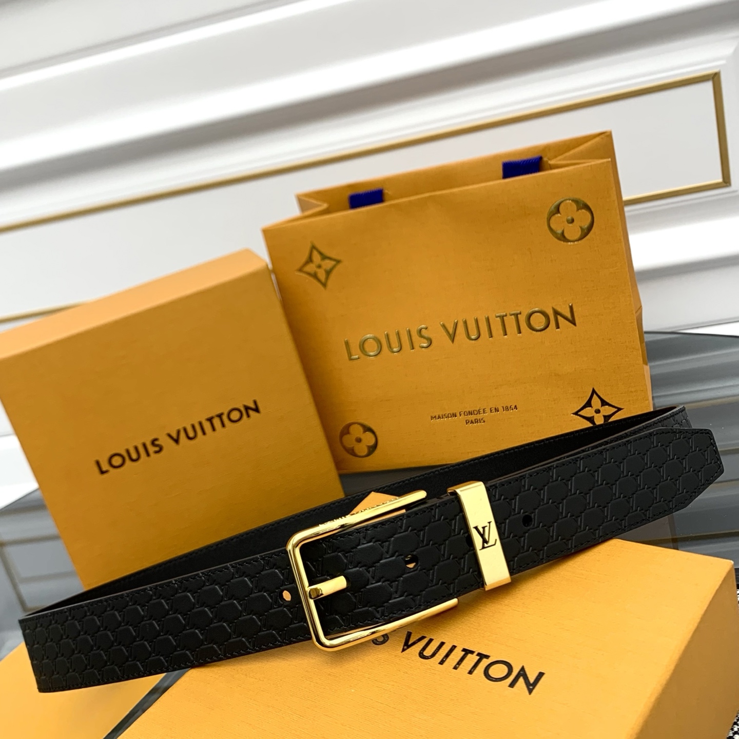 Louis Vuitton LV Monogram 进口压花皮铺陈外层 LV Dimension 方形金属搭扣闪烁微妙莹泽