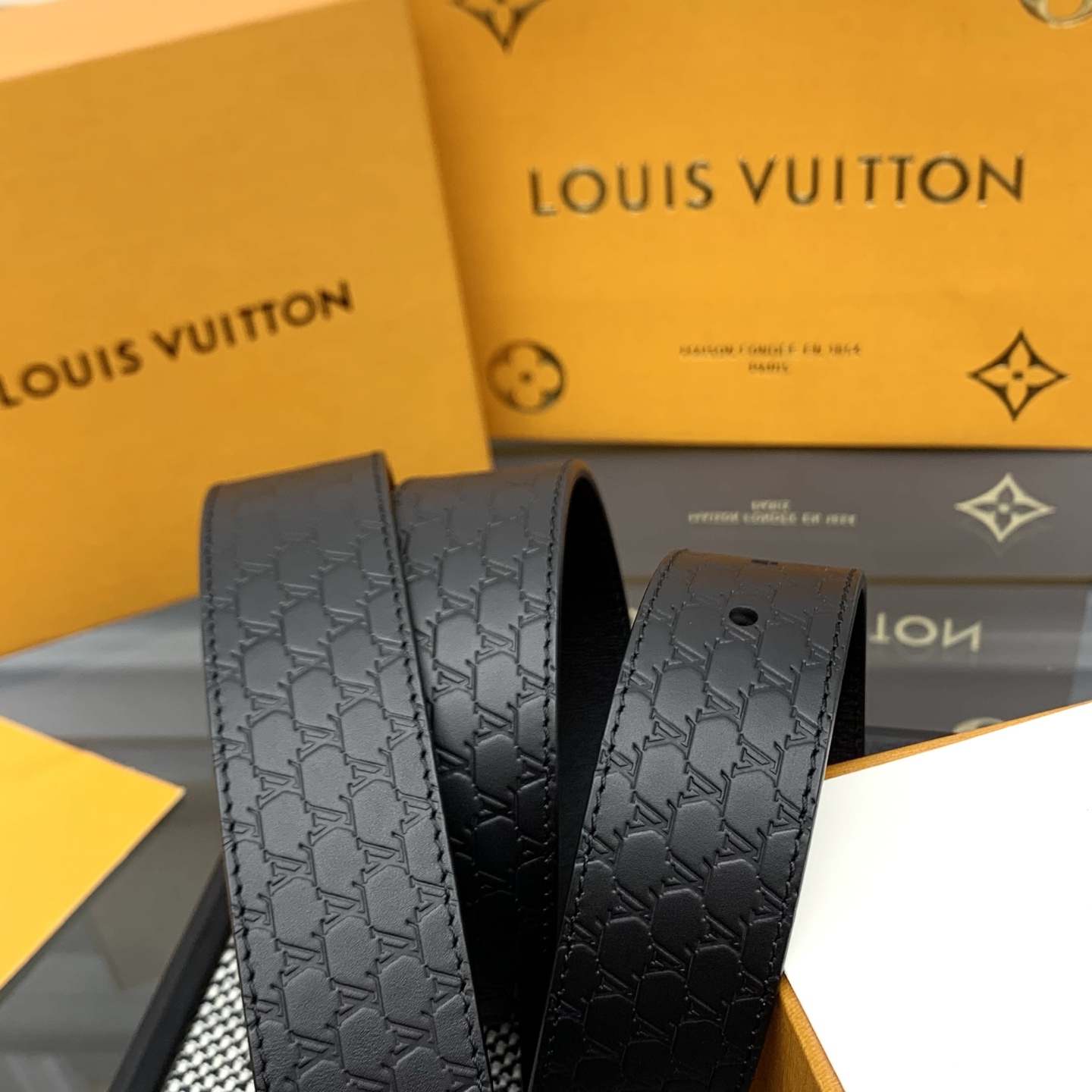 Louis Vuitton LV Monogram 进口压花皮铺陈外层 LV Dimension 方形金属搭扣闪烁微妙莹泽