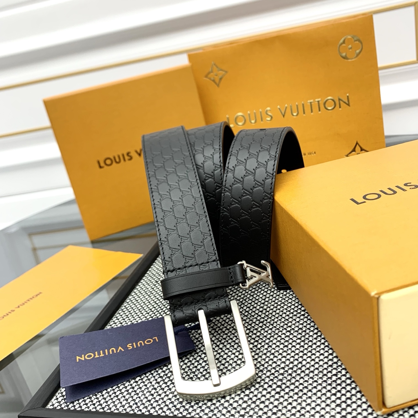 Louis Vuitton LV Monogram 进口压花皮铺陈外层 LV Dimension 方形金属搭扣闪烁微妙莹泽