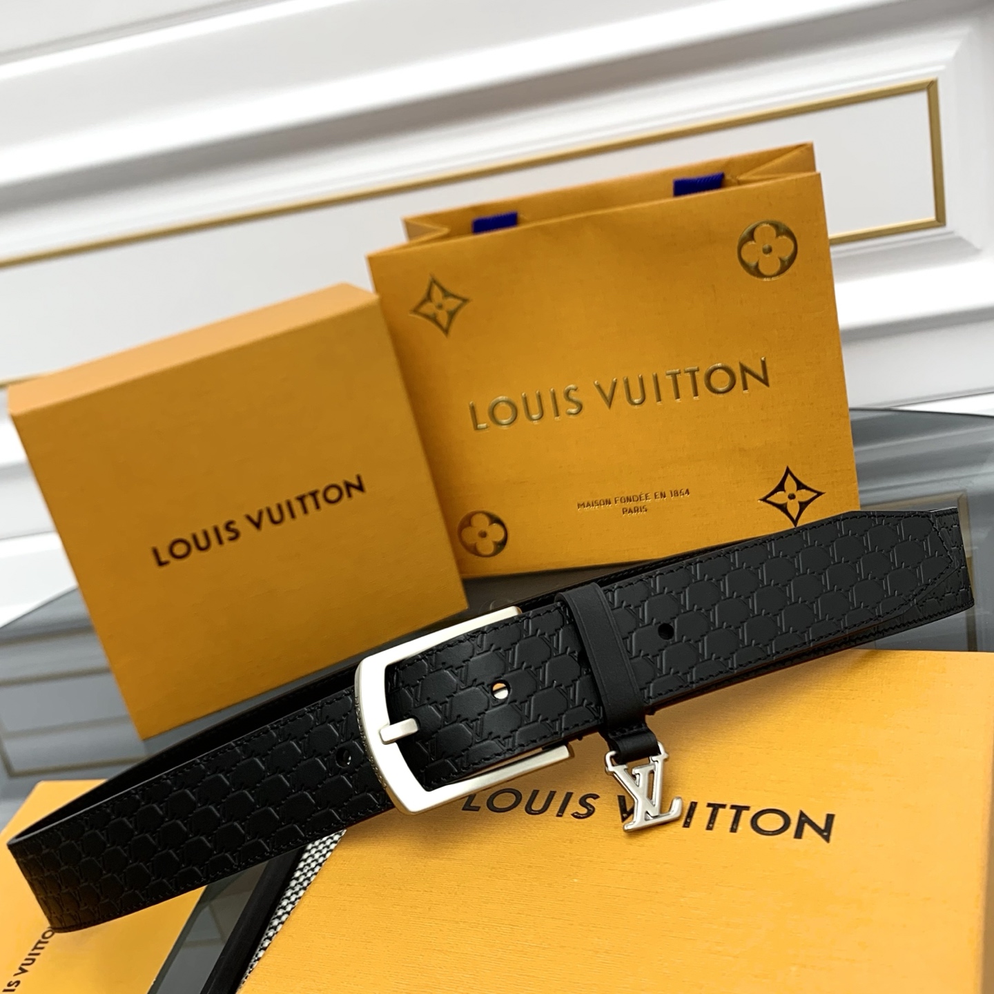Louis Vuitton LV Monogram 进口压花皮铺陈外层 LV Dimension 方形金属搭扣闪烁微妙莹泽