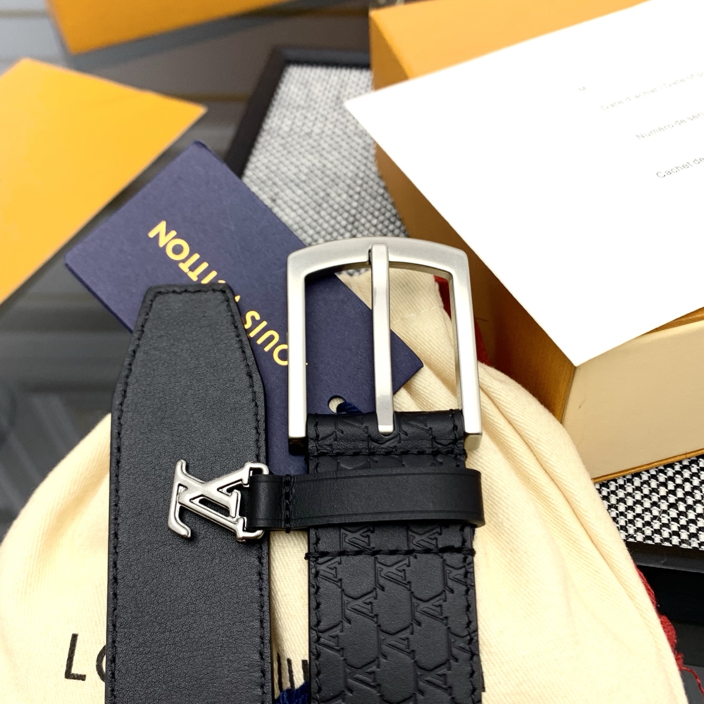 Louis Vuitton LV Monogram 进口压花皮铺陈外层 LV Dimension 方形金属搭扣闪烁微妙莹泽