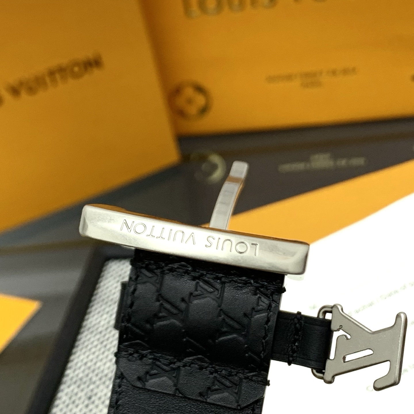 Louis Vuitton LV Monogram 进口压花皮铺陈外层 LV Dimension 方形金属搭扣闪烁微妙莹泽