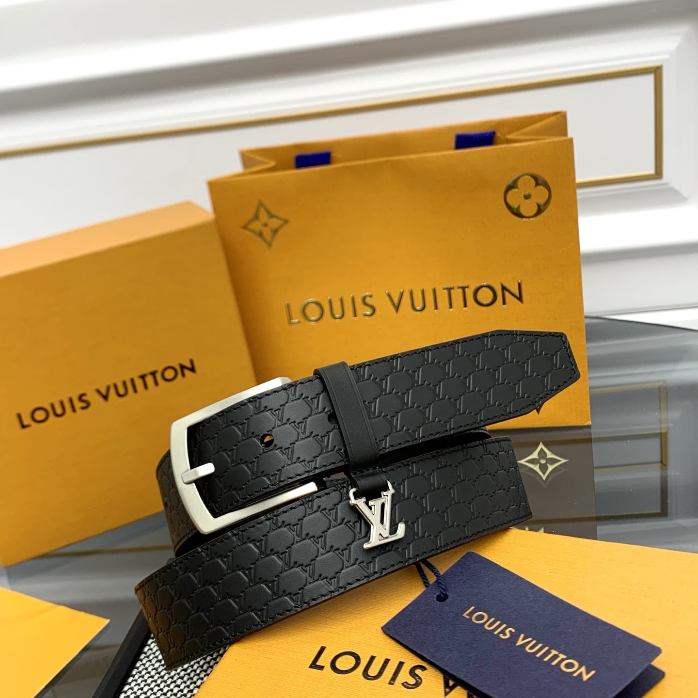 Louis Vuitton LV Monogram 进口压花皮铺陈外层 LV Dimension 方形金属搭扣闪烁微妙莹泽