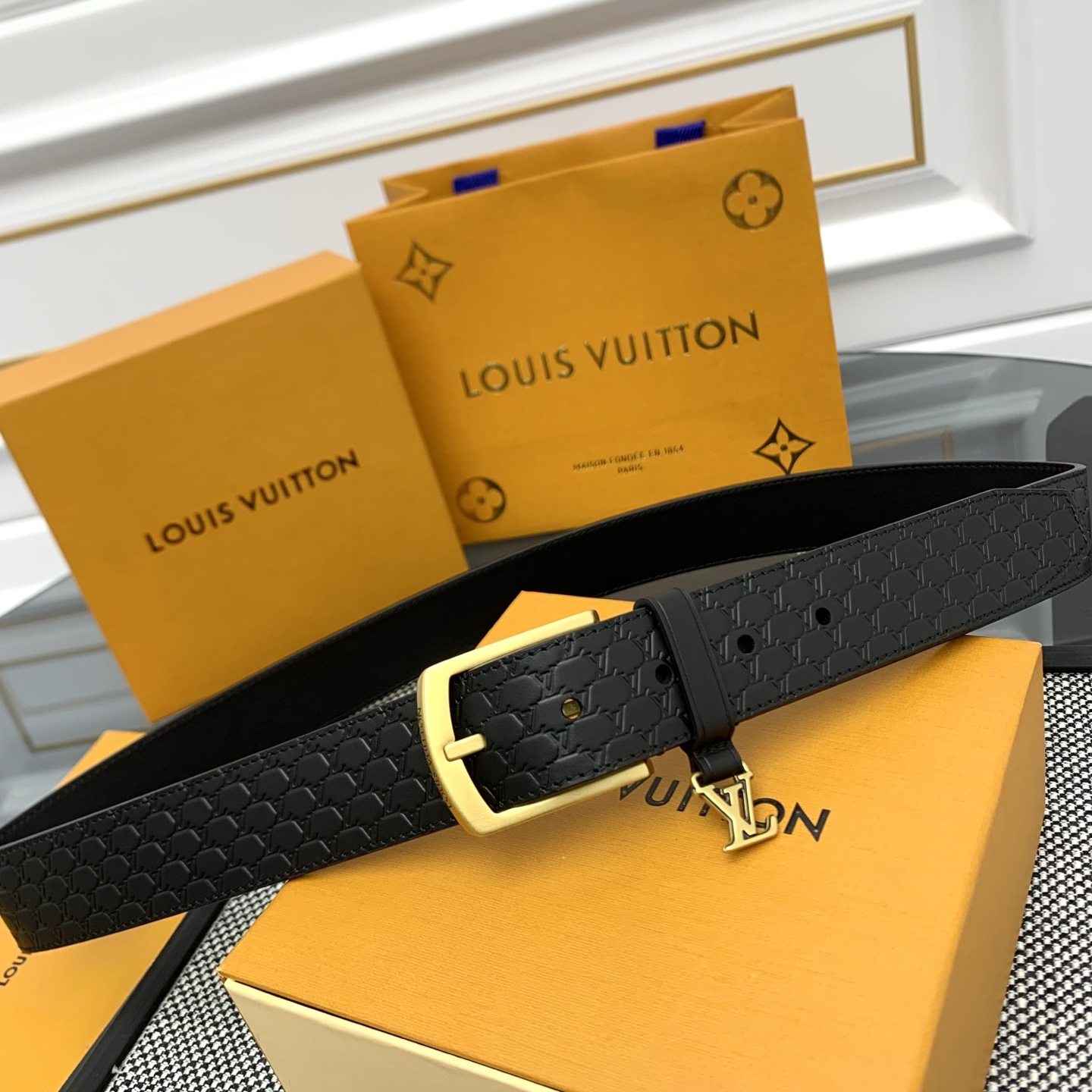 Louis Vuitton LV Monogram 进口压花皮铺陈外层 LV Dimension 方形金属搭扣闪烁微妙莹泽