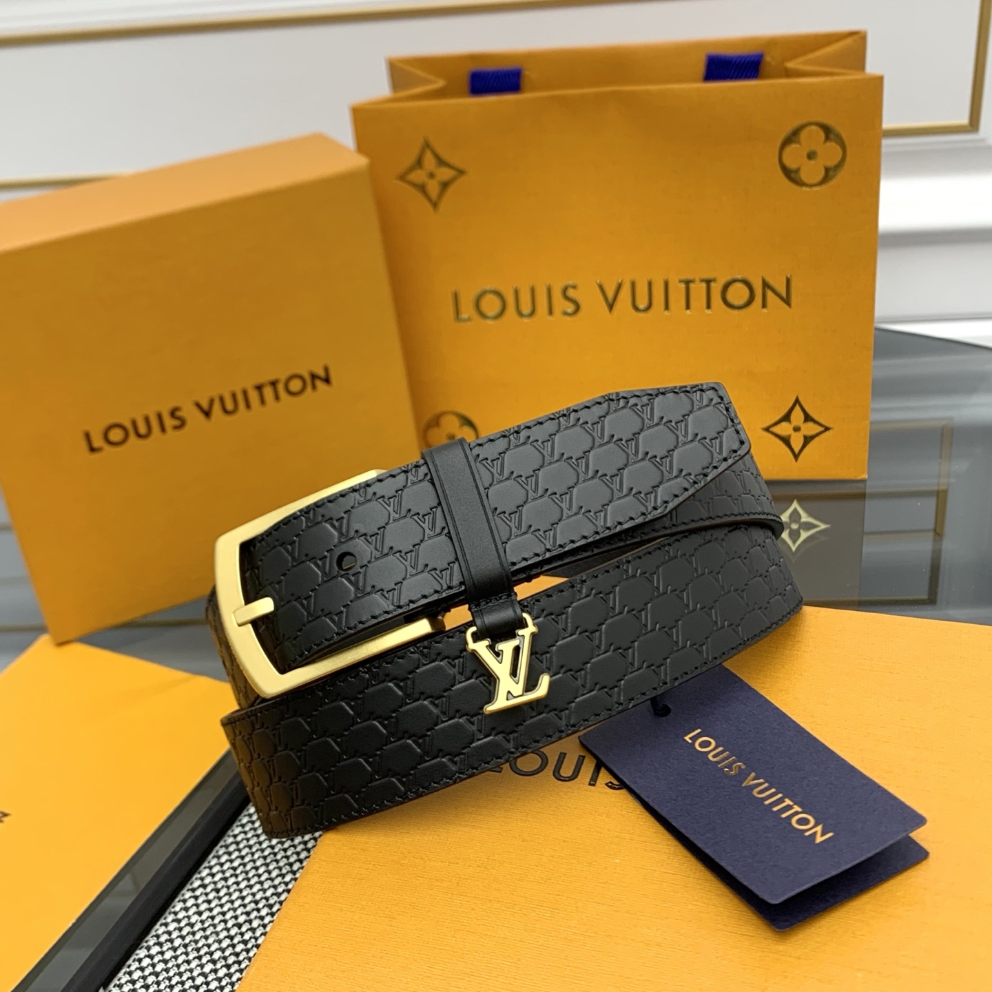 Louis Vuitton LV Monogram 进口压花皮铺陈外层 LV Dimension 方形金属搭扣闪烁微妙莹泽