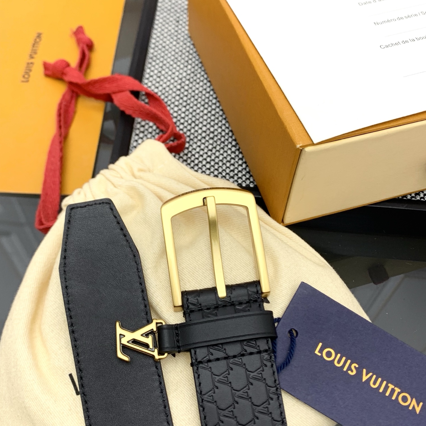 Louis Vuitton LV Monogram 进口压花皮铺陈外层 LV Dimension 方形金属搭扣闪烁微妙莹泽