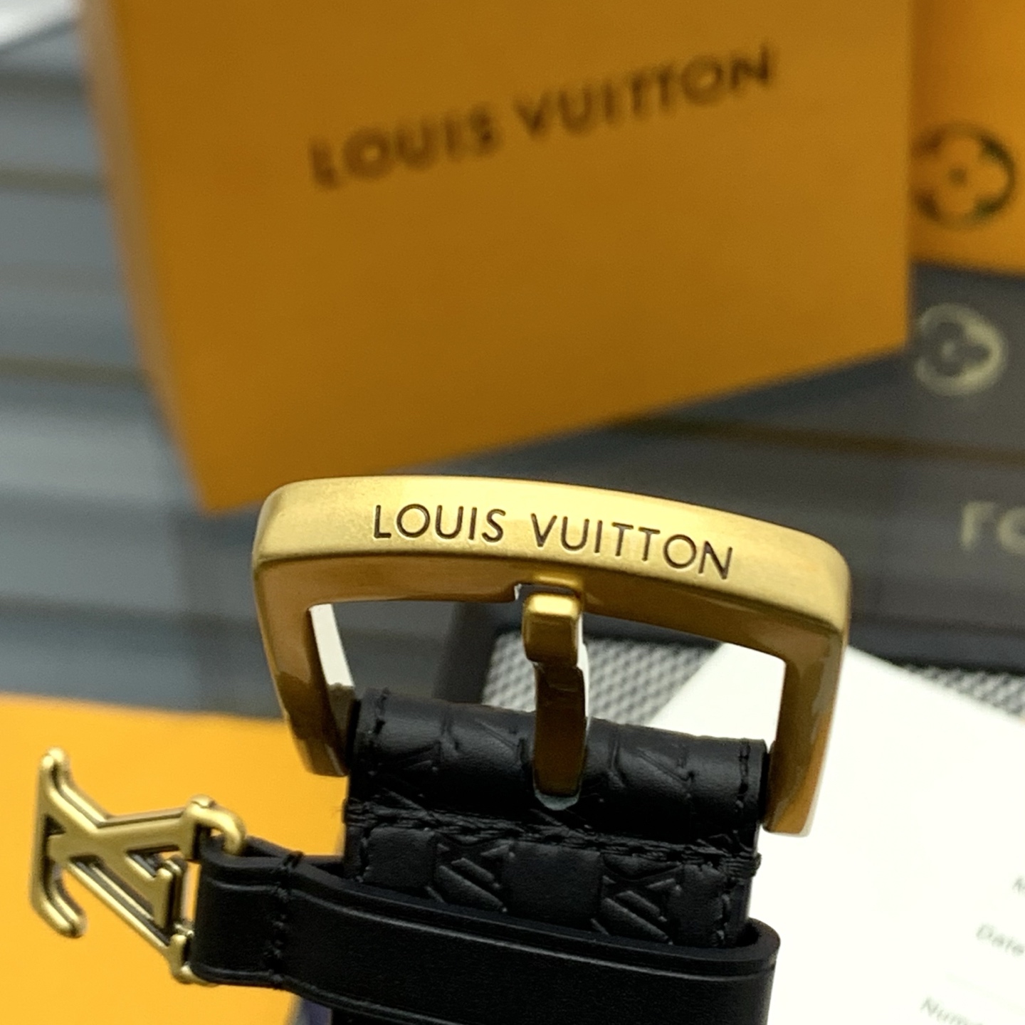 Louis Vuitton LV Monogram 进口压花皮铺陈外层 LV Dimension 方形金属搭扣闪烁微妙莹泽