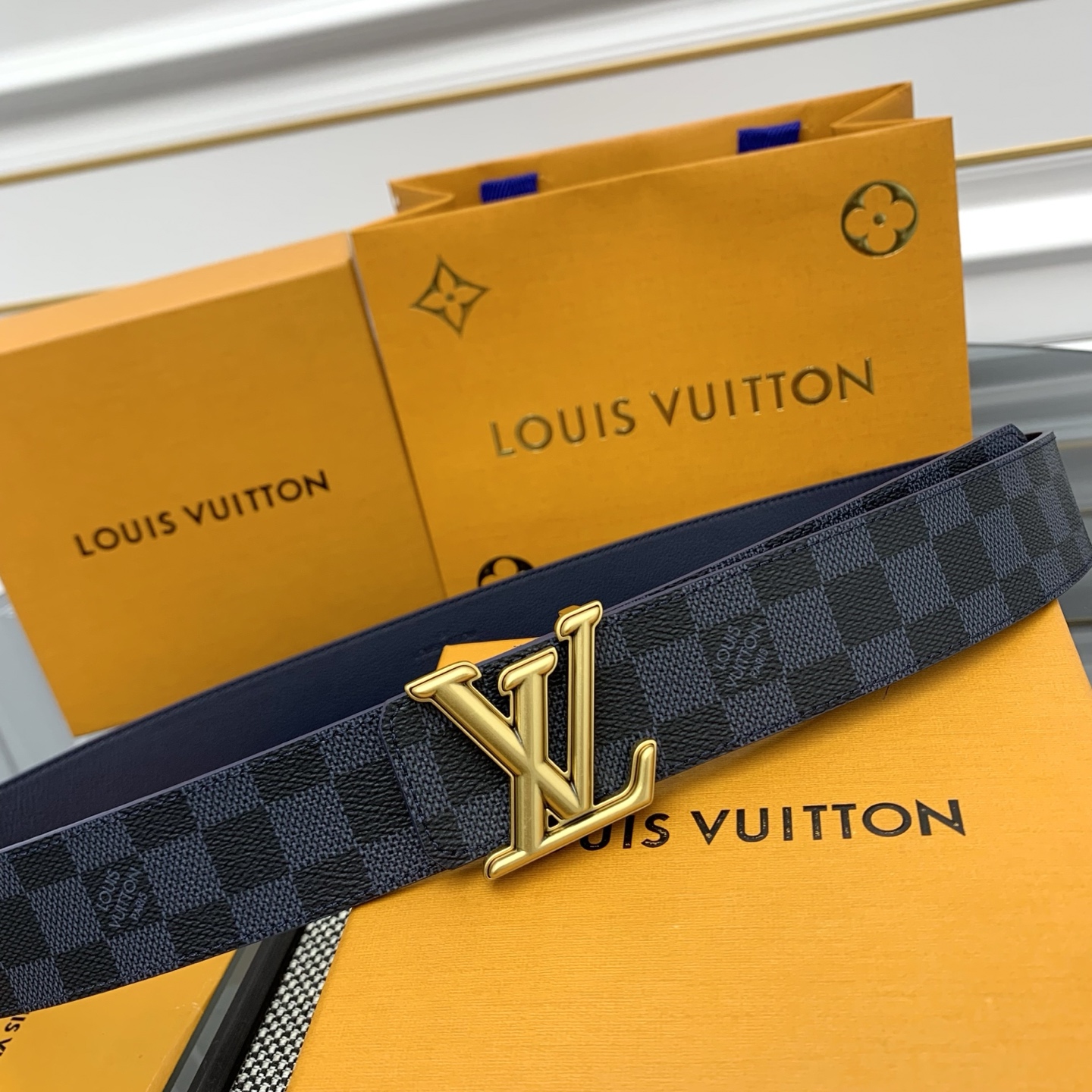 Louis Vuitton LV Monogram 帆布铺陈外层 LV Dimension 金属搭扣闪烁微妙莹泽