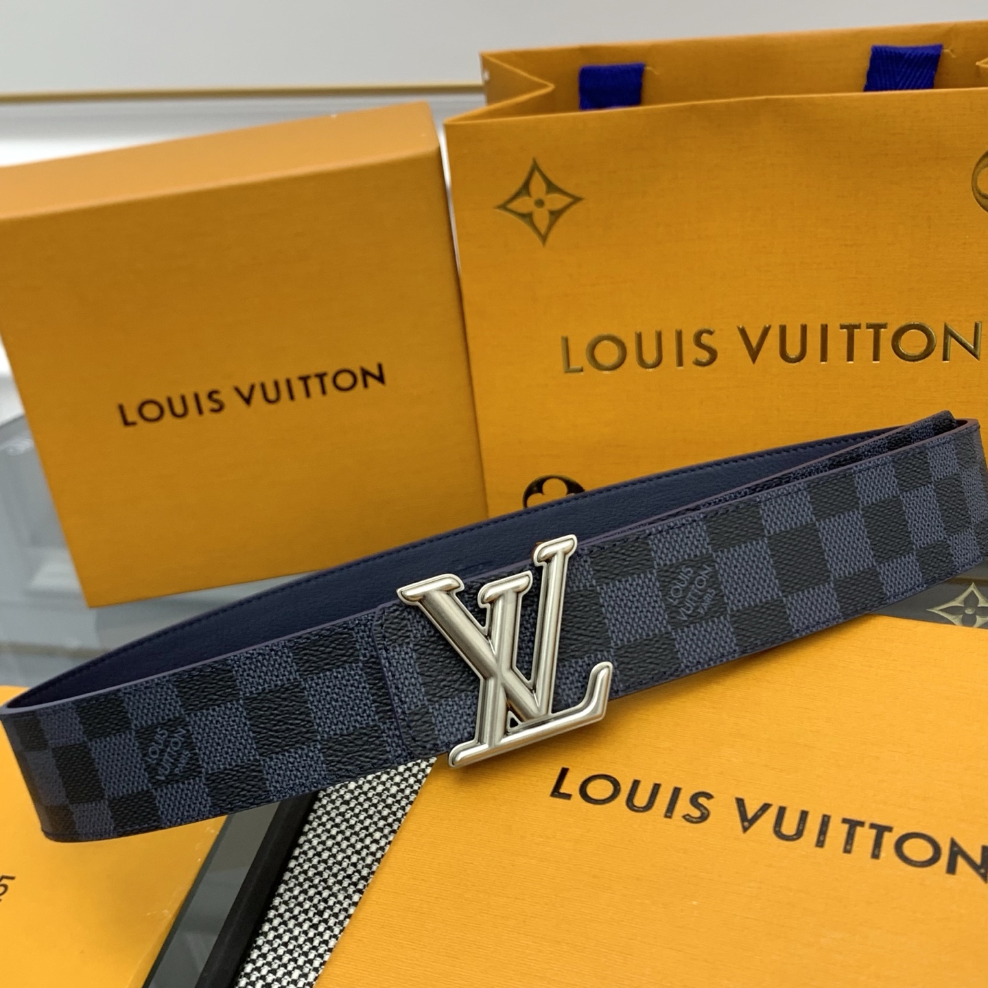 Louis Vuitton LV Monogram 帆布铺陈外层 LV Dimension 金属搭扣闪烁微妙莹泽