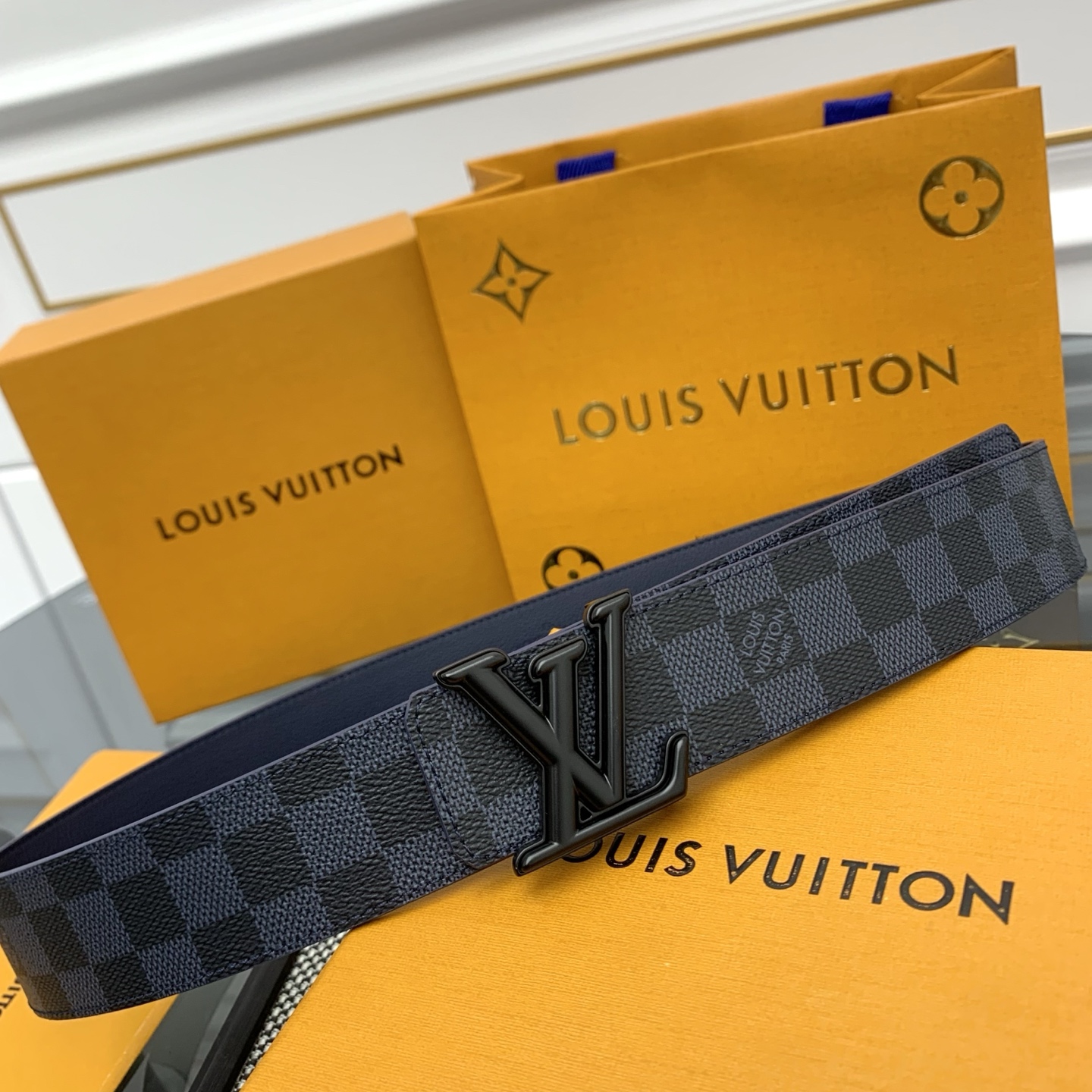 Louis Vuitton LV Monogram 帆布铺陈外层 LV Dimension 金属搭扣闪烁微妙莹泽