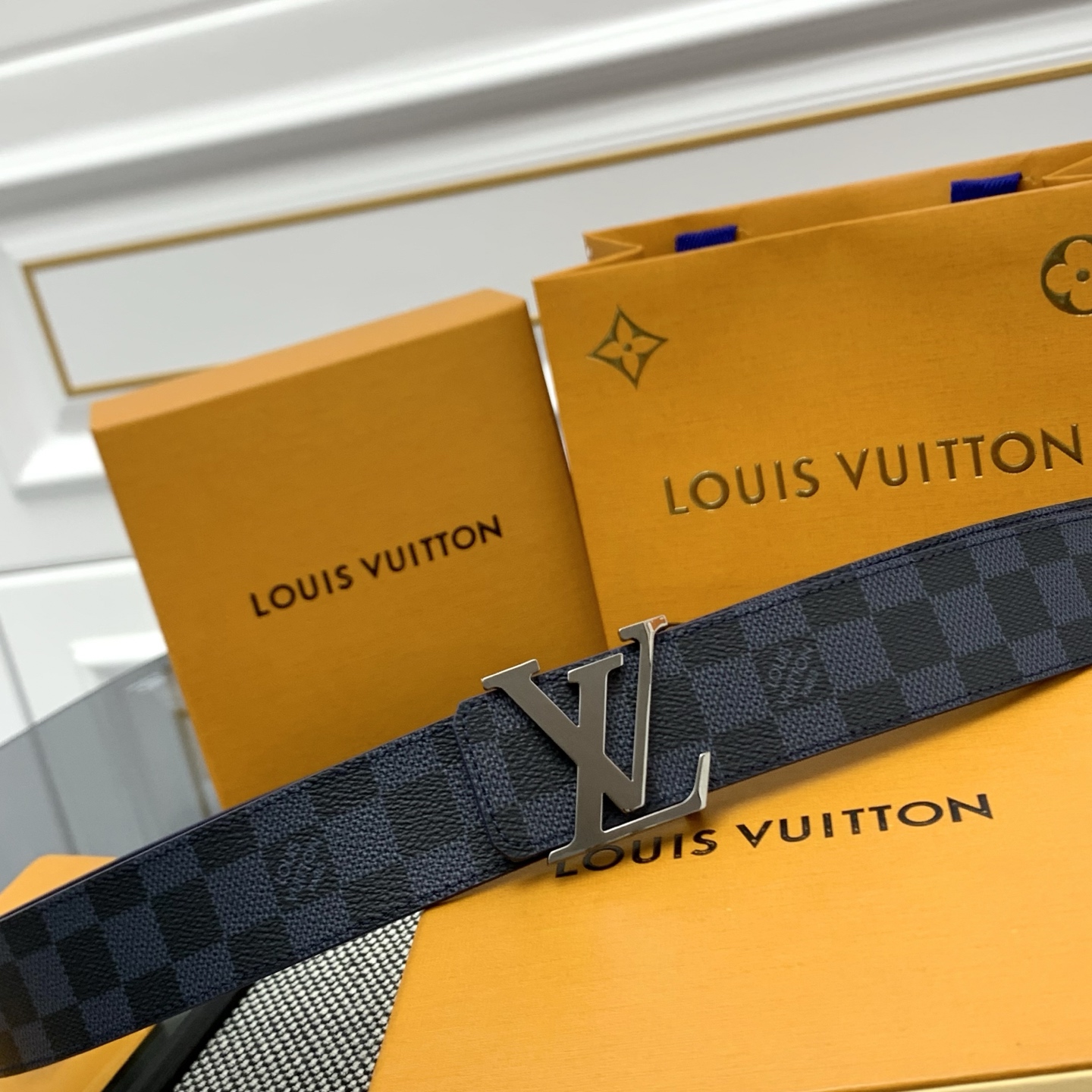 Louis Vuitton LV Monogram 帆布铺陈外层 LV Dimension 金属搭扣闪烁微妙莹泽