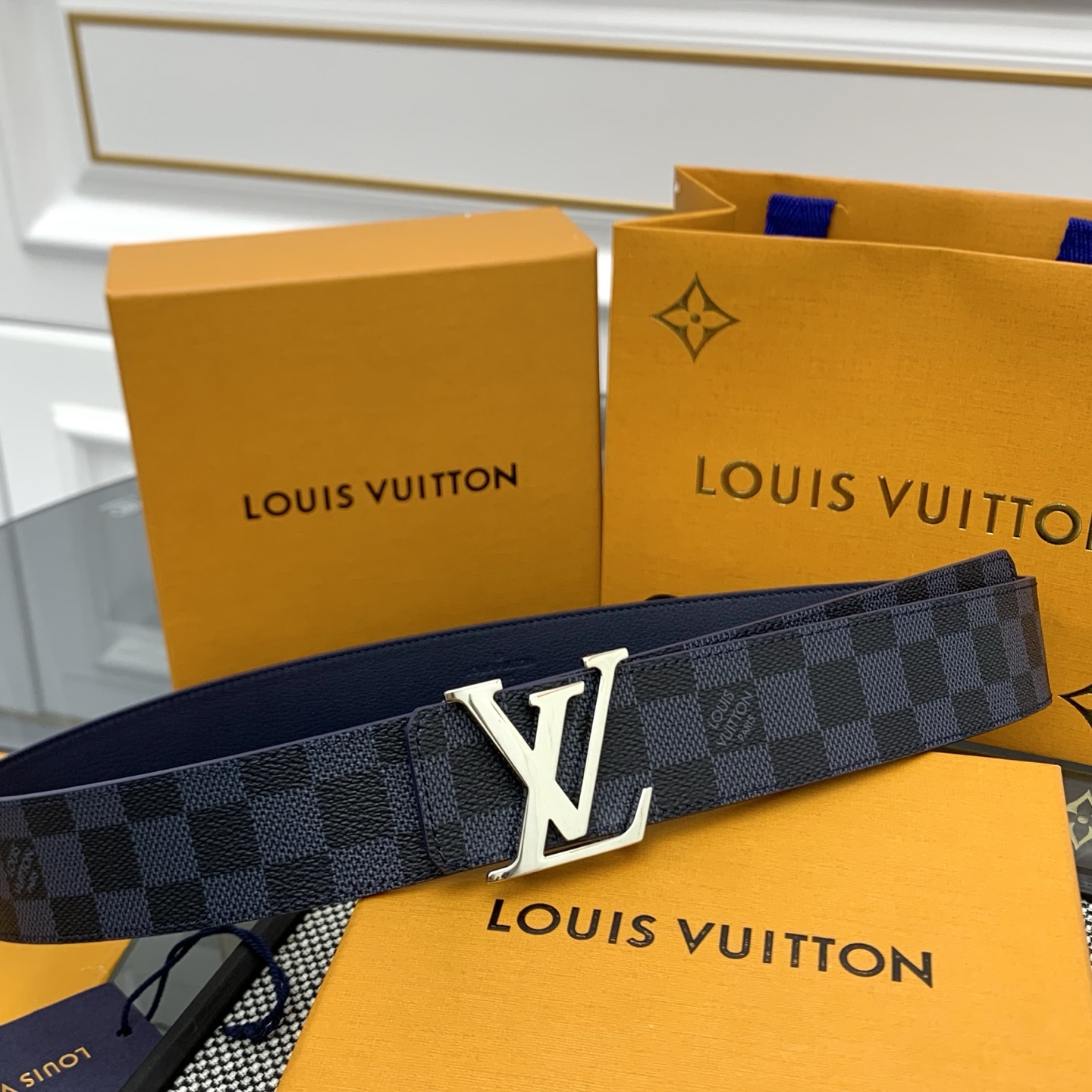 Louis Vuitton LV Monogram 帆布铺陈外层 LV Dimension 金属搭扣闪烁微妙莹泽