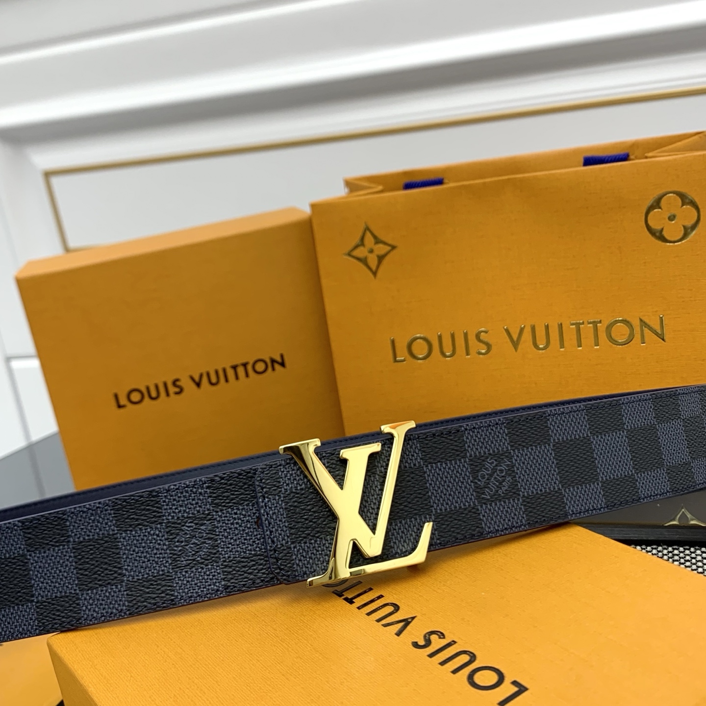 Louis Vuitton LV Monogram 帆布铺陈外层 LV Dimension 金属搭扣闪烁微妙莹泽