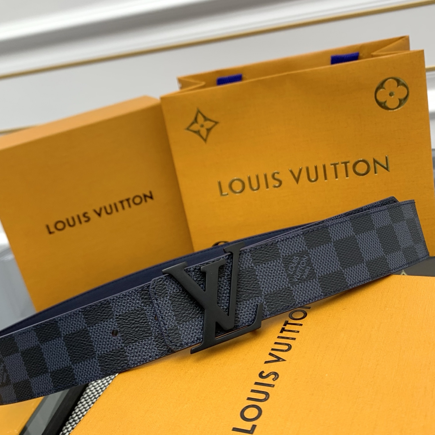 Louis Vuitton LV Monogram 帆布铺陈外层 LV Dimension 金属搭扣闪烁微妙莹泽