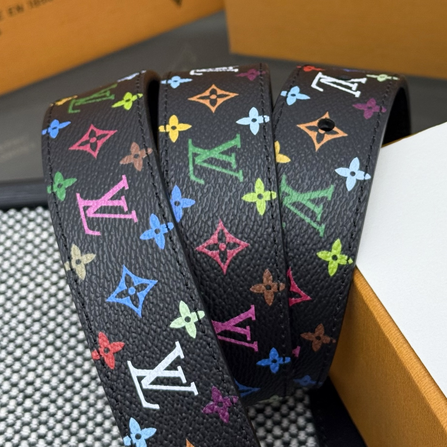Louis Vuitton LV新款 村上隆三彩 Monogram图案焕新演绎 多彩配色碰撞出 火花 金属扣头闪耀夺目