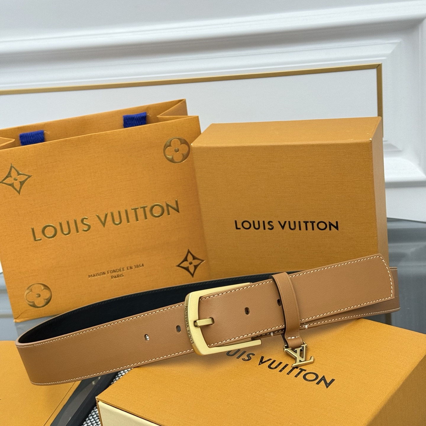 Louis Vuitton LV Monogram 平面皮铺陈外层 LV Dimension 方形金属搭扣闪烁微妙莹泽