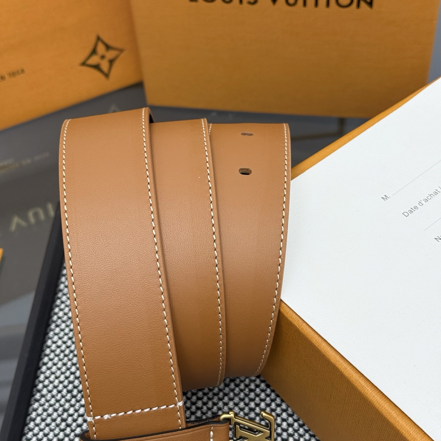 Louis Vuitton LV Monogram 平面皮铺陈外层 LV Dimension 方形金属搭扣闪烁微妙莹泽