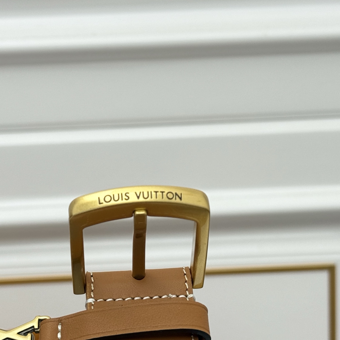 Louis Vuitton LV Monogram 平面皮铺陈外层 LV Dimension 方形金属搭扣闪烁微妙莹泽