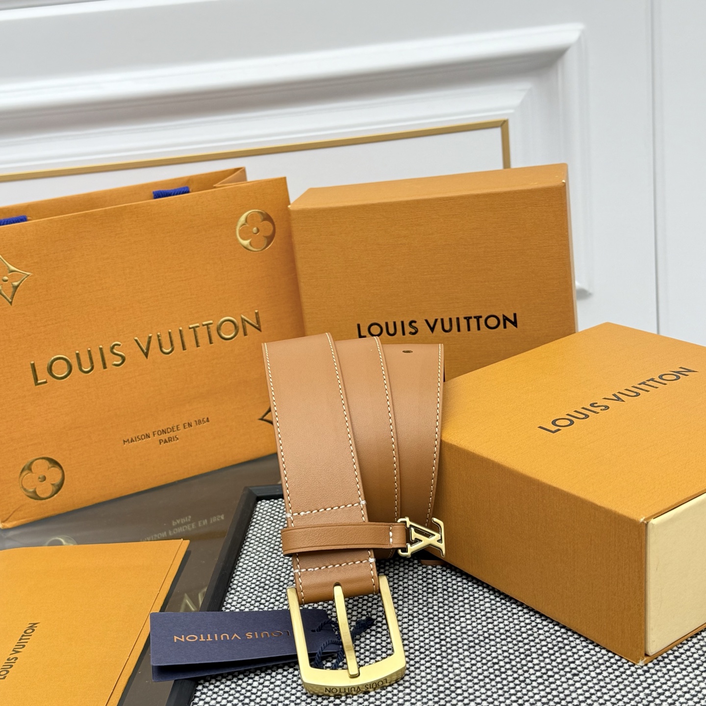 Louis Vuitton LV Monogram 平面皮铺陈外层 LV Dimension 方形金属搭扣闪烁微妙莹泽