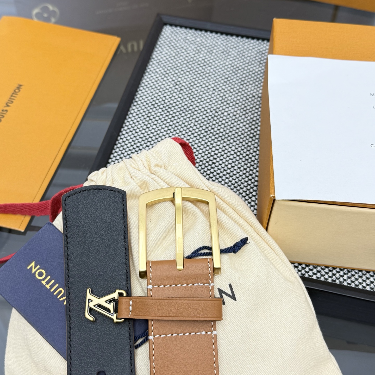 Louis Vuitton LV Monogram 平面皮铺陈外层 LV Dimension 方形金属搭扣闪烁微妙莹泽