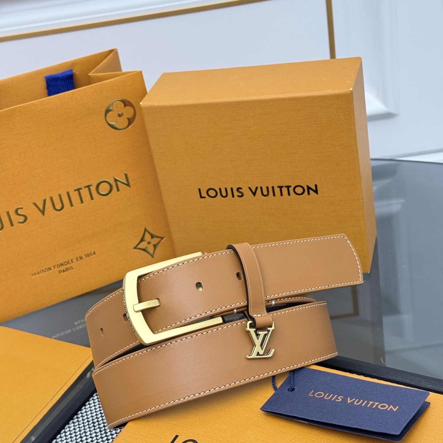 Louis Vuitton LV Monogram 平面皮铺陈外层 LV Dimension 方形金属搭扣闪烁微妙莹泽