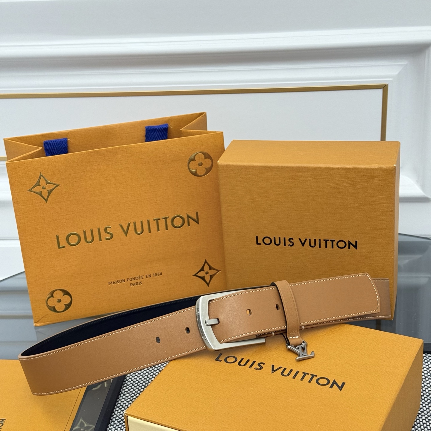 Louis Vuitton LV Monogram 平面皮铺陈外层 LV Dimension 方形金属搭扣闪烁微妙莹泽