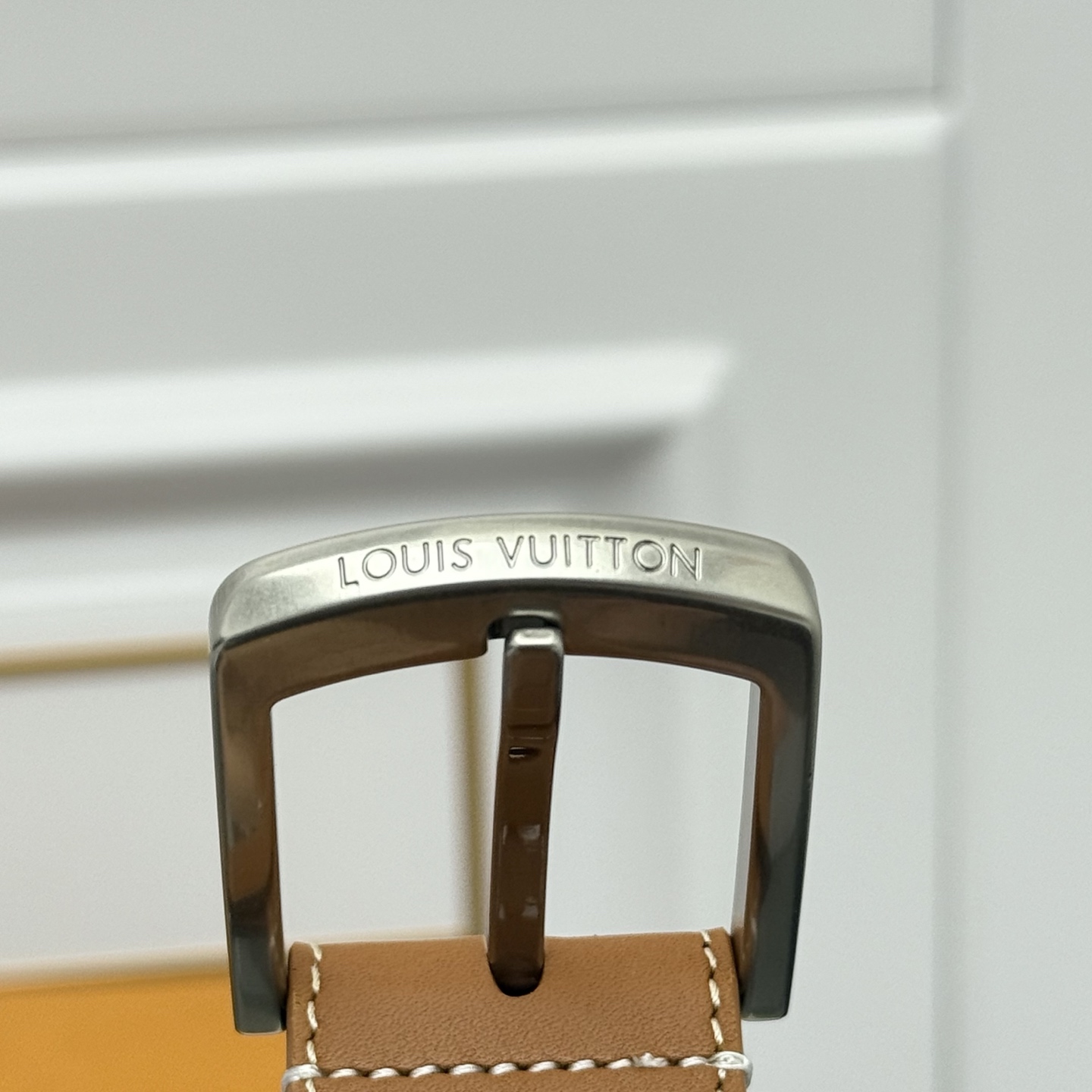 Louis Vuitton LV Monogram 平面皮铺陈外层 LV Dimension 方形金属搭扣闪烁微妙莹泽