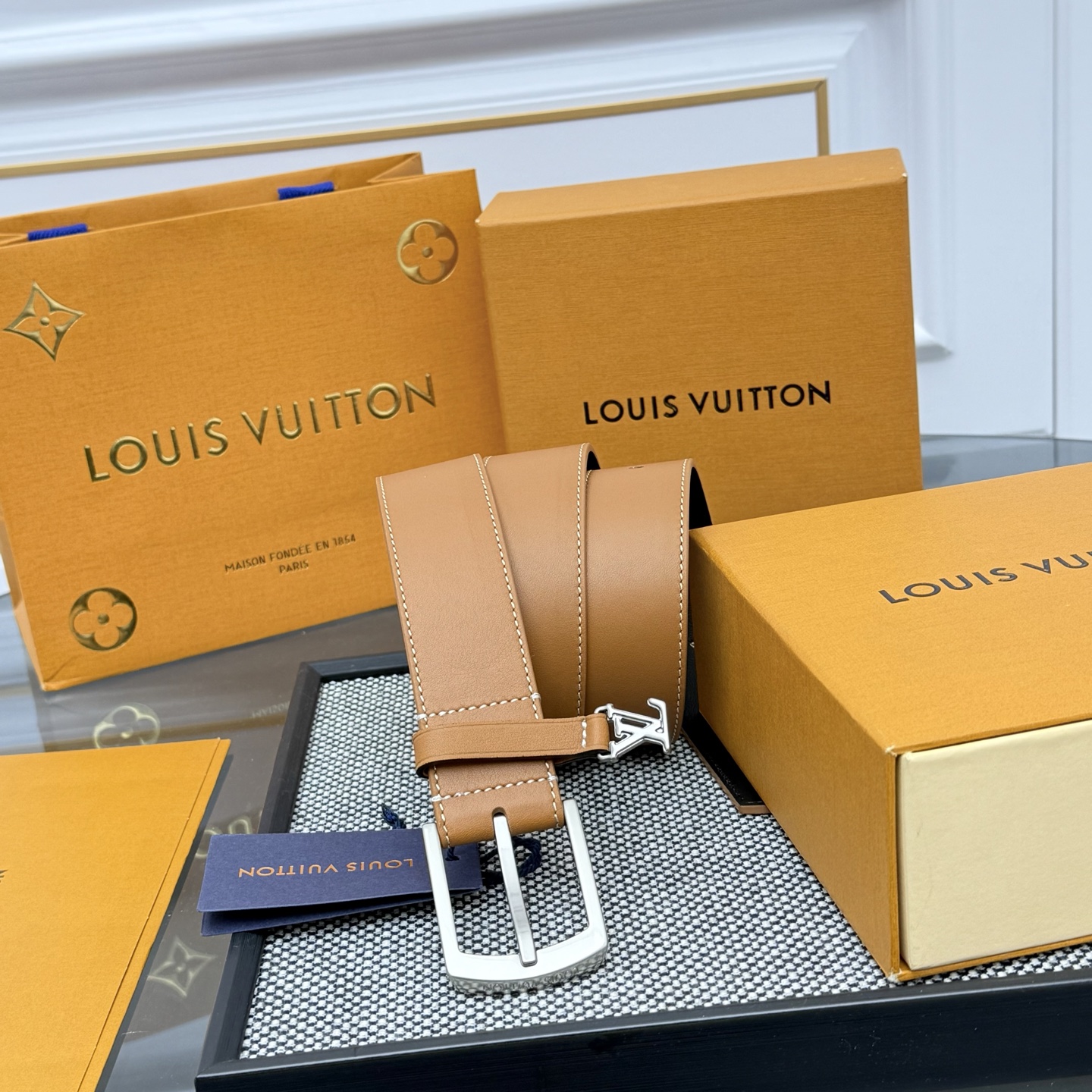 Louis Vuitton LV Monogram 平面皮铺陈外层 LV Dimension 方形金属搭扣闪烁微妙莹泽