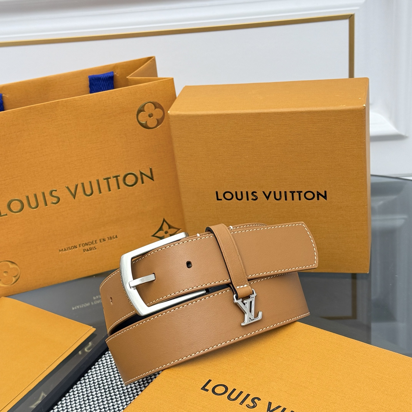 Louis Vuitton LV Monogram 平面皮铺陈外层 LV Dimension 方形金属搭扣闪烁微妙莹泽