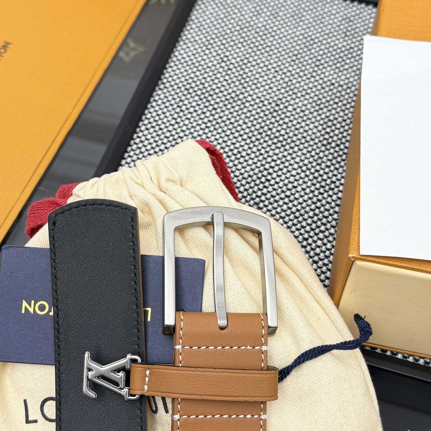 Louis Vuitton LV Monogram 平面皮铺陈外层 LV Dimension 方形金属搭扣闪烁微妙莹泽