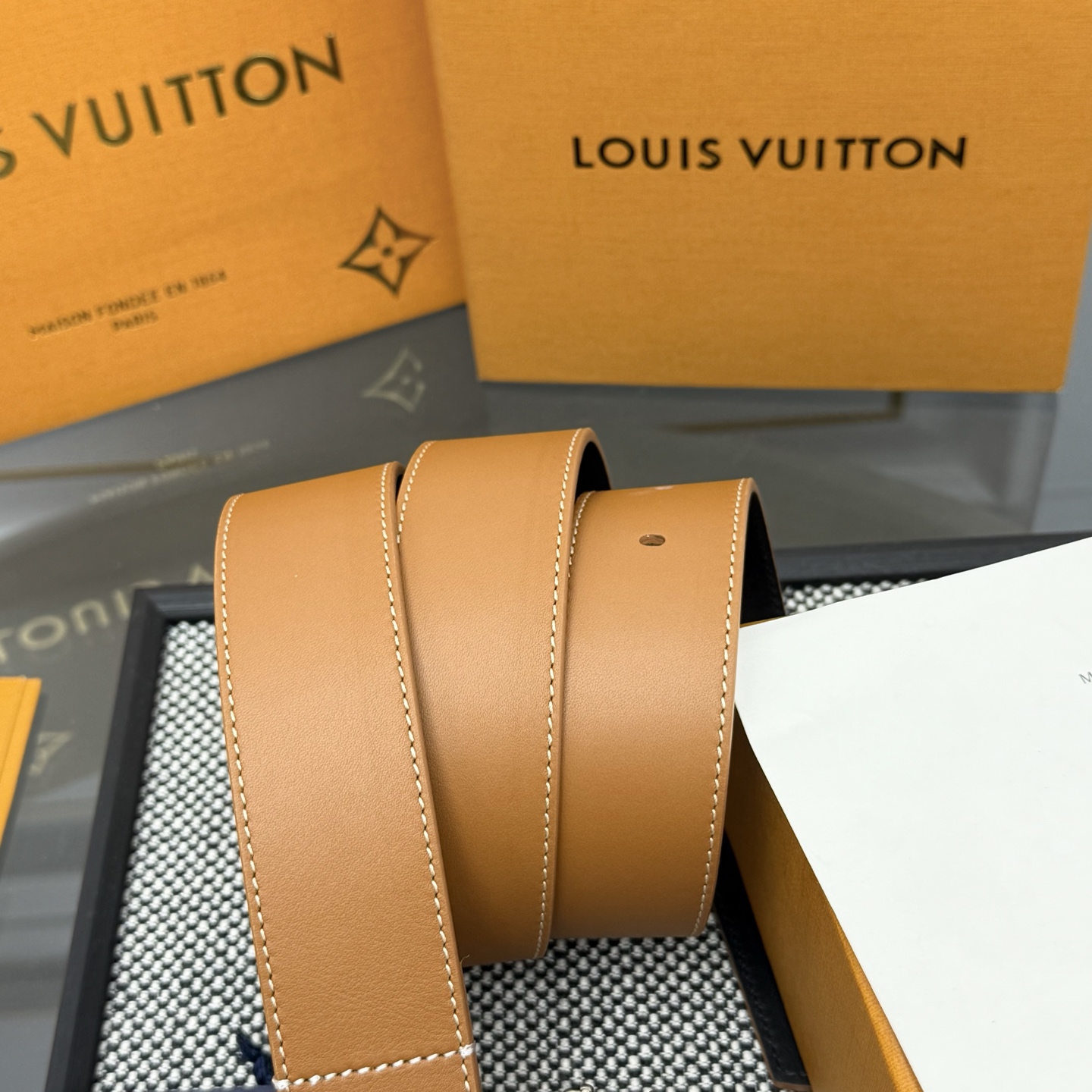 Louis Vuitton LV Monogram 平面皮铺陈外层 LV Dimension 方形金属搭扣闪烁微妙莹泽