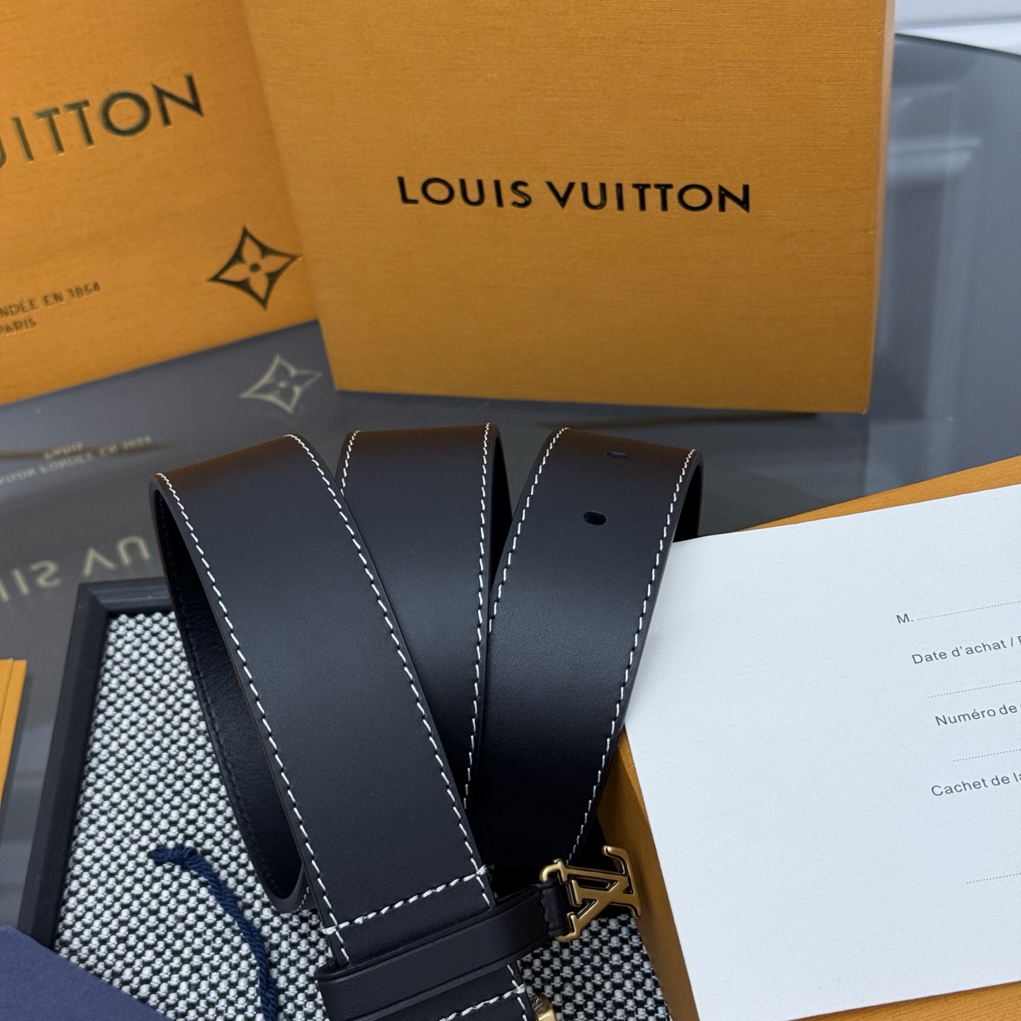 Louis Vuitton LV Monogram 平面皮铺陈外层 LV Dimension 方形金属搭扣闪烁微妙莹泽