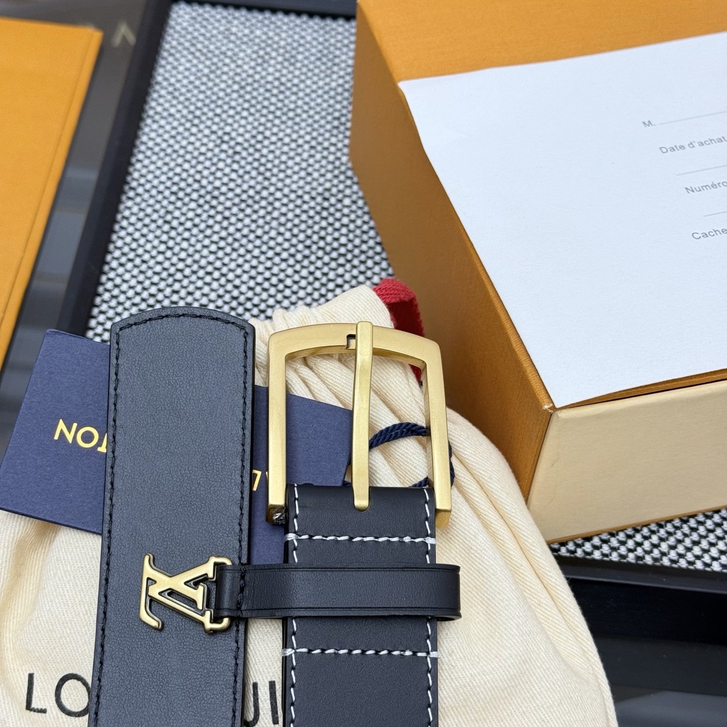 Louis Vuitton LV Monogram 平面皮铺陈外层 LV Dimension 方形金属搭扣闪烁微妙莹泽