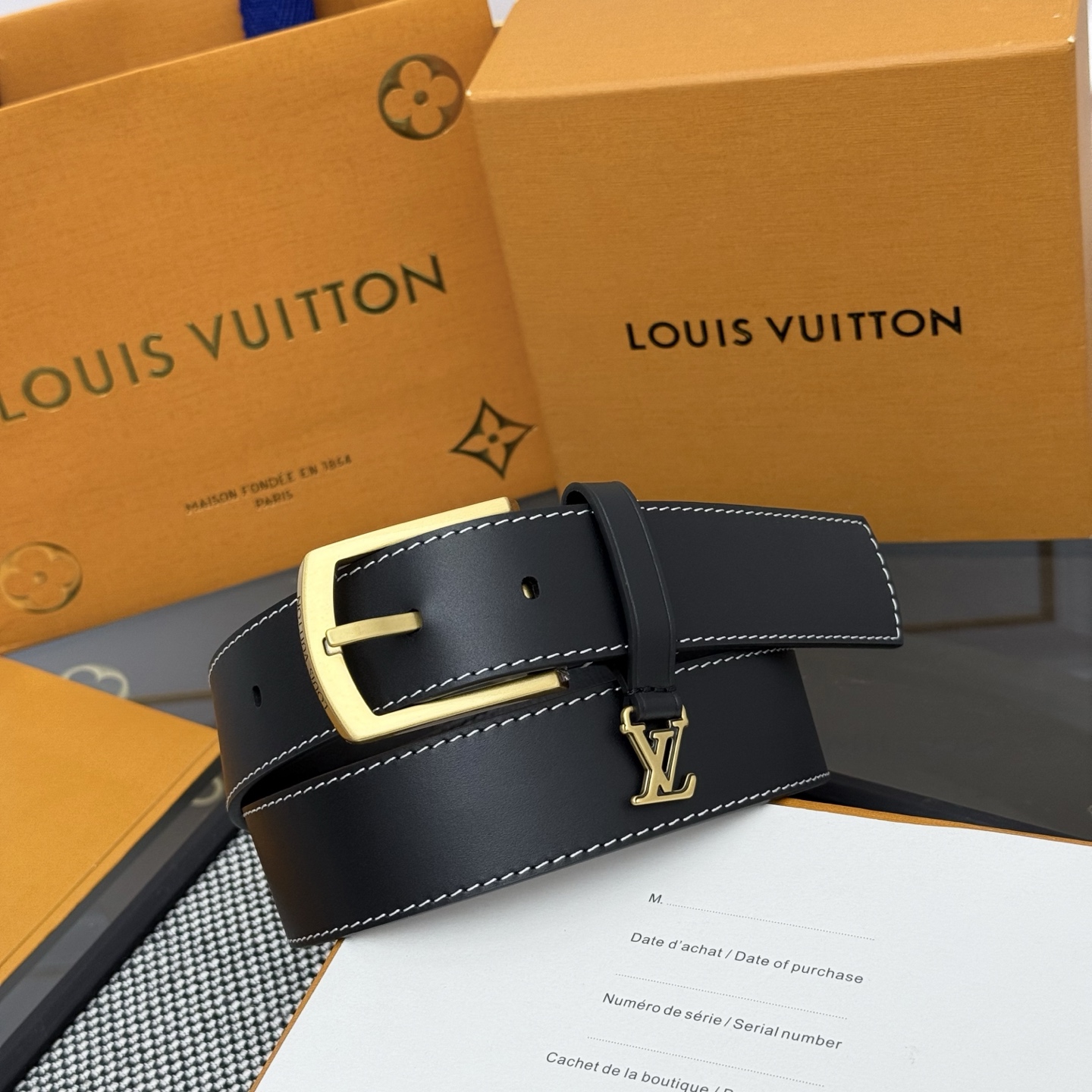 Louis Vuitton LV Monogram 平面皮铺陈外层 LV Dimension 方形金属搭扣闪烁微妙莹泽