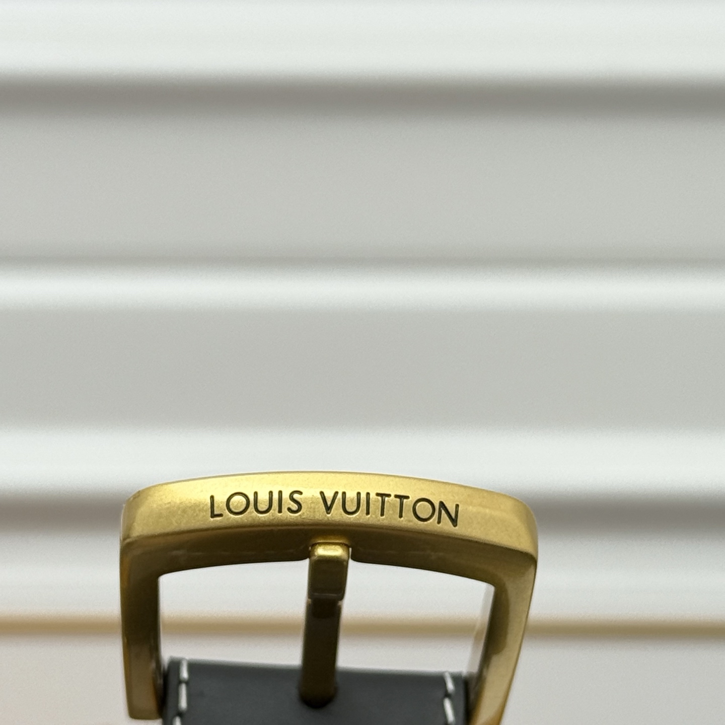 Louis Vuitton LV Monogram 平面皮铺陈外层 LV Dimension 方形金属搭扣闪烁微妙莹泽