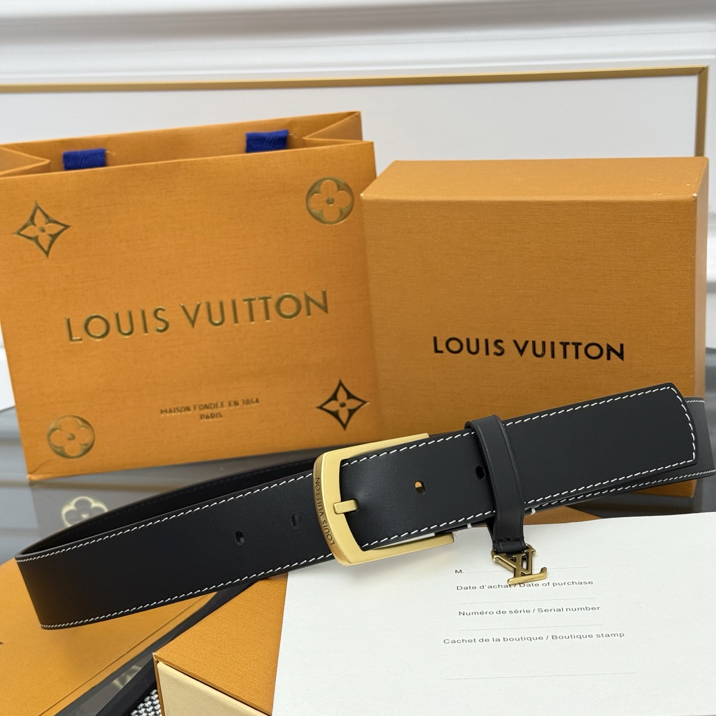 Louis Vuitton LV Monogram 平面皮铺陈外层 LV Dimension 方形金属搭扣闪烁微妙莹泽