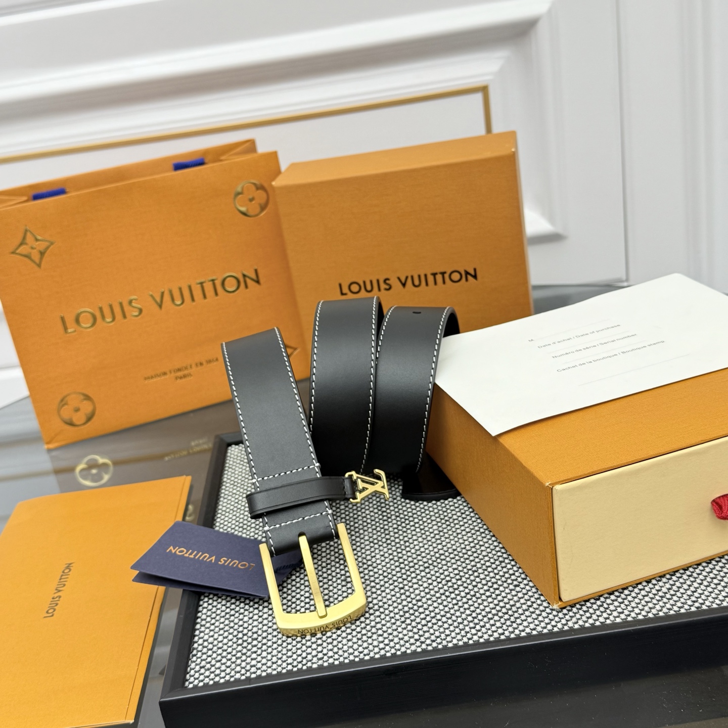 Louis Vuitton LV Monogram 平面皮铺陈外层 LV Dimension 方形金属搭扣闪烁微妙莹泽