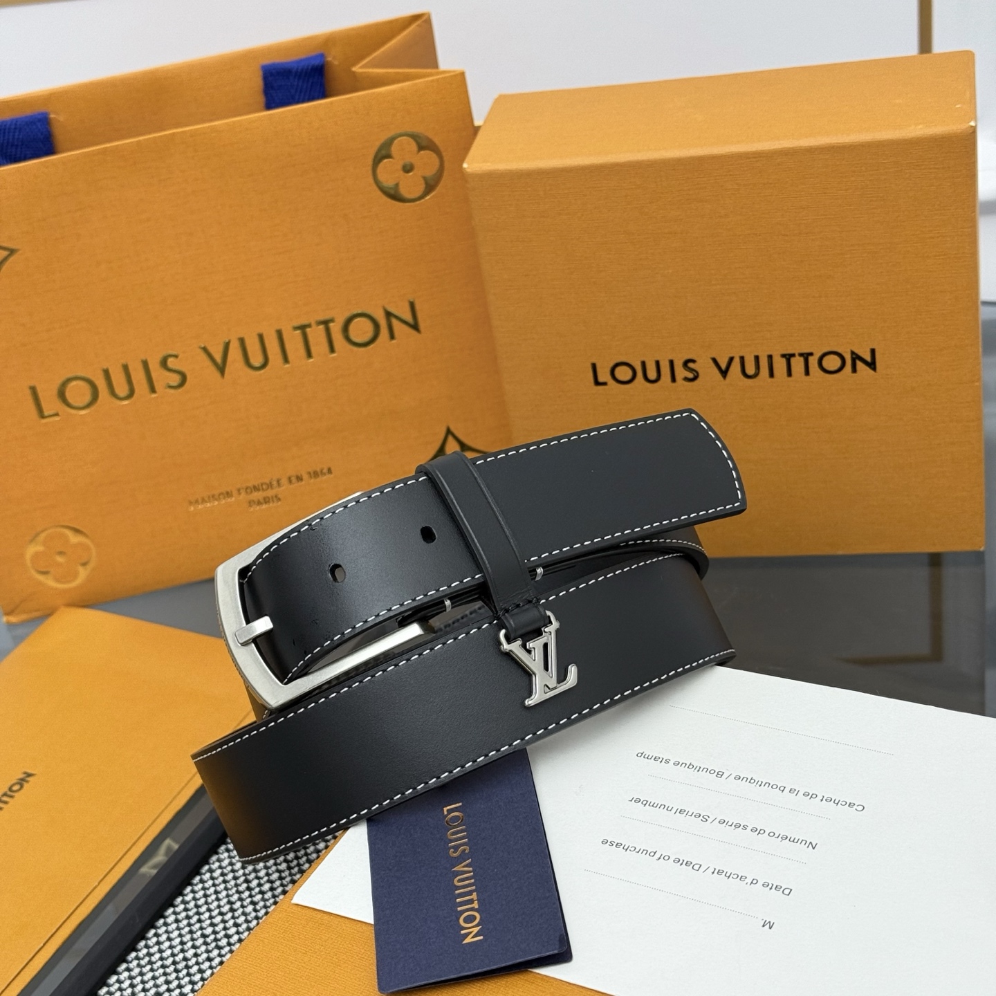 Louis Vuitton LV Monogram 平面皮铺陈外层 LV Dimension 方形金属搭扣闪烁微妙莹泽