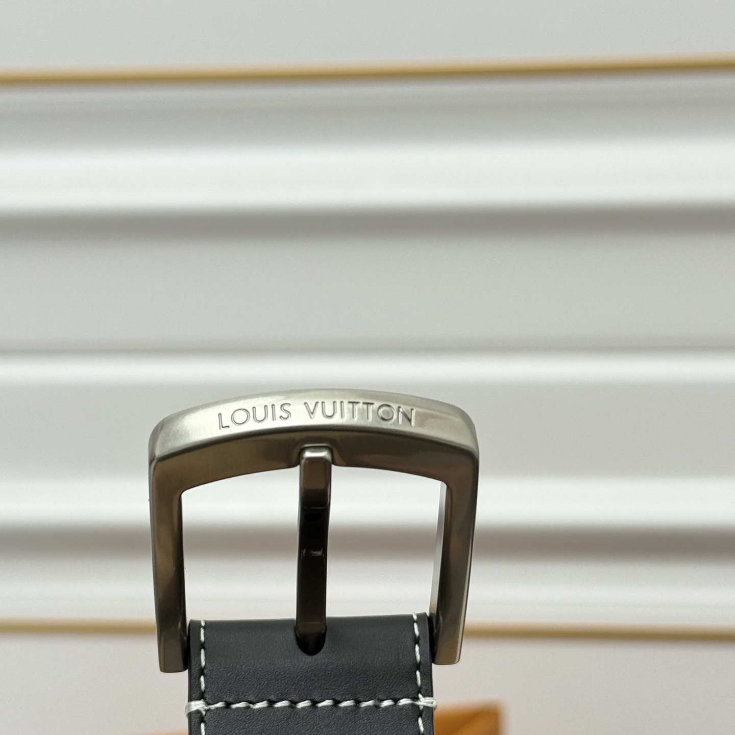 Louis Vuitton LV Monogram 平面皮铺陈外层 LV Dimension 方形金属搭扣闪烁微妙莹泽