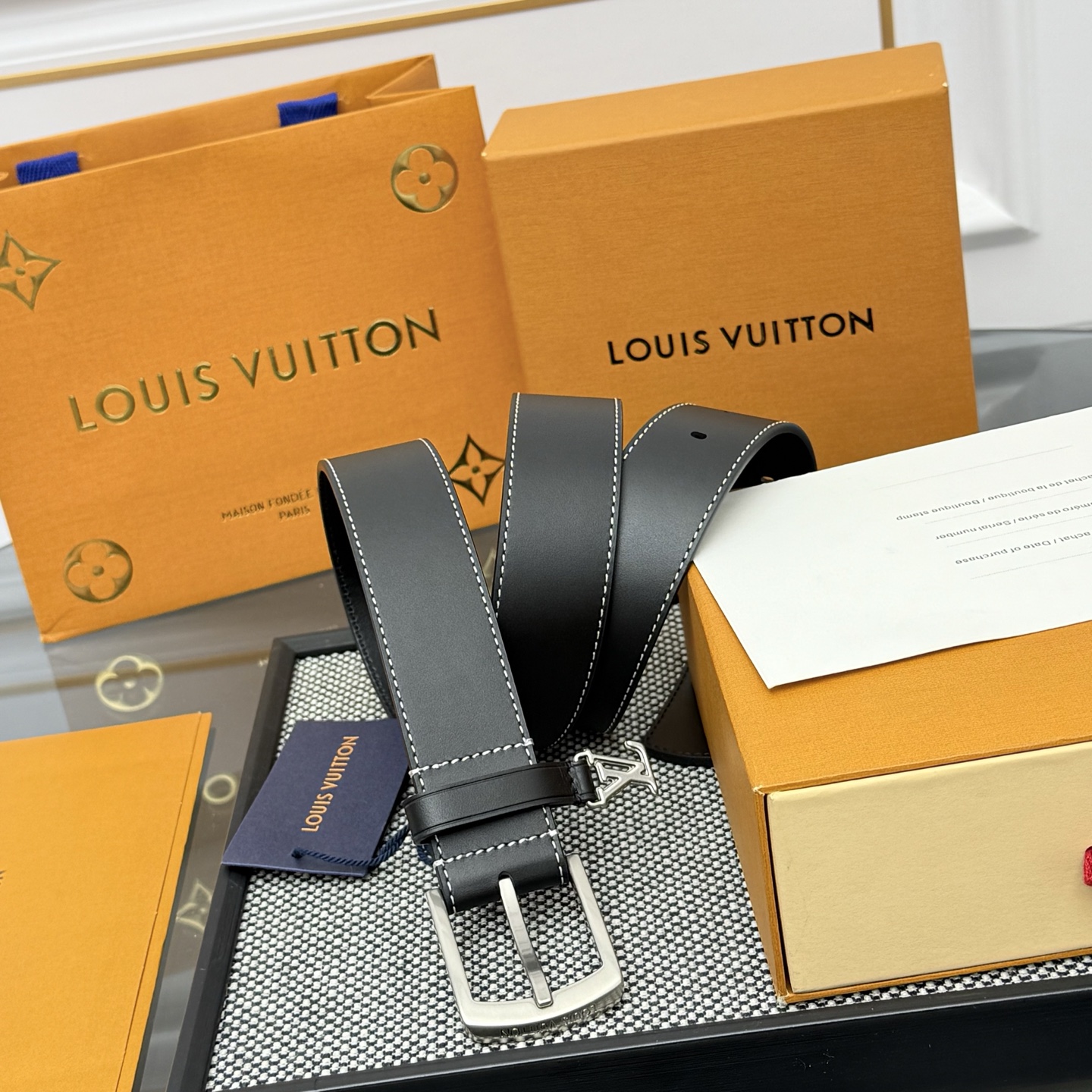 Louis Vuitton LV Monogram 平面皮铺陈外层 LV Dimension 方形金属搭扣闪烁微妙莹泽