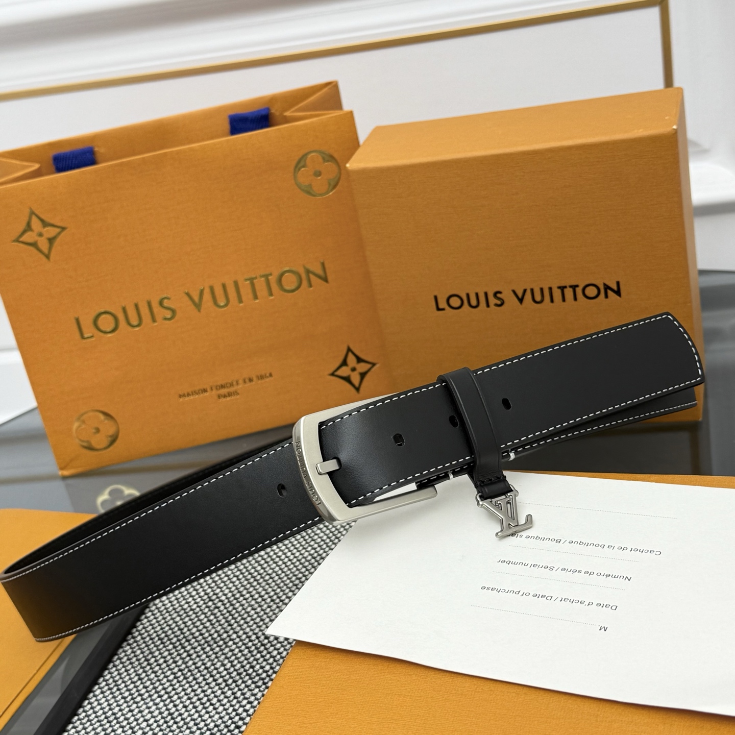 Louis Vuitton LV Monogram 平面皮铺陈外层 LV Dimension 方形金属搭扣闪烁微妙莹泽