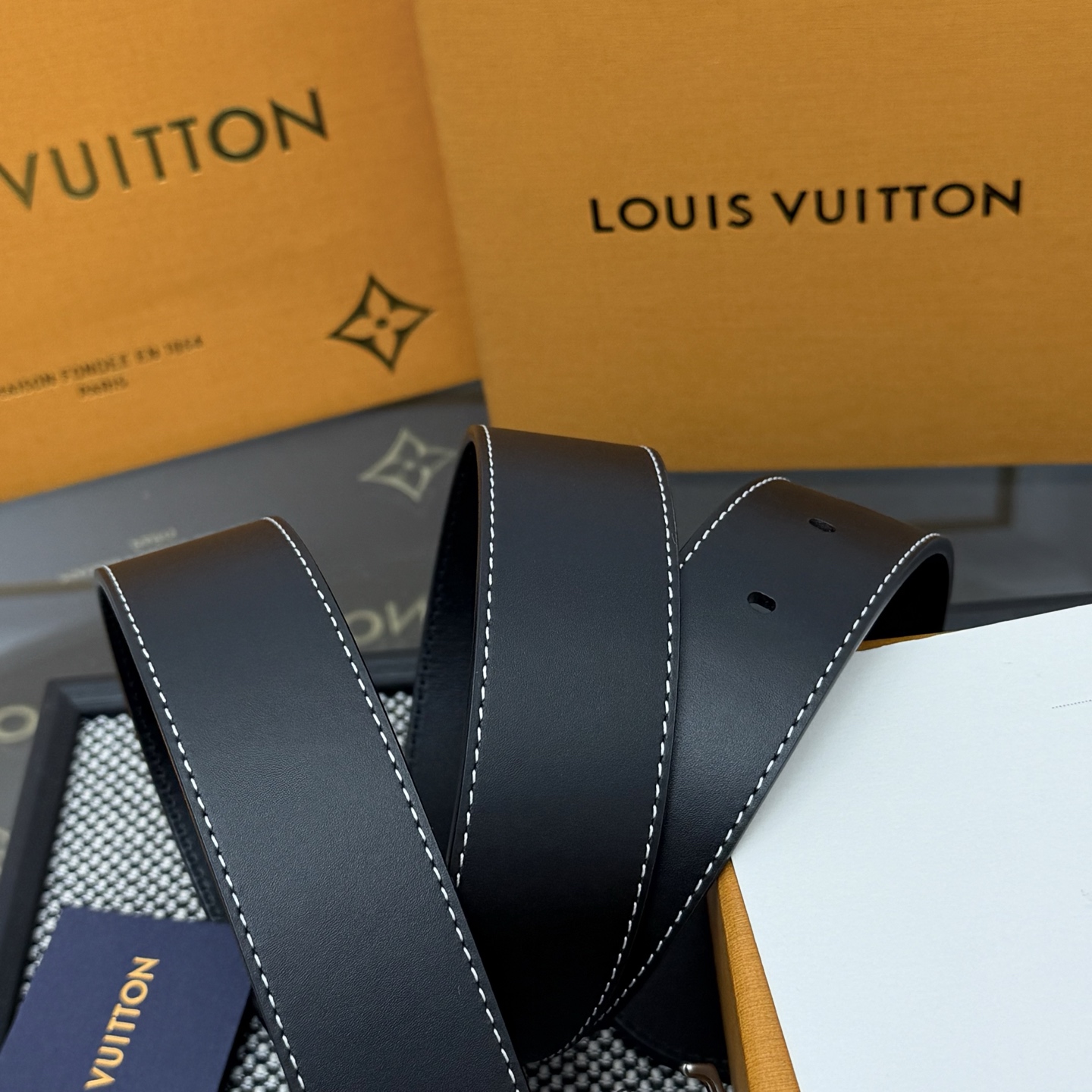 Louis Vuitton LV Monogram 平面皮铺陈外层 LV Dimension 方形金属搭扣闪烁微妙莹泽