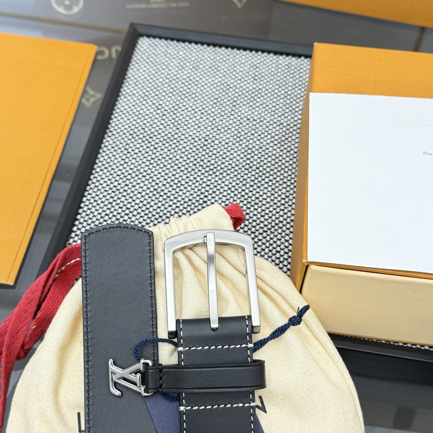 Louis Vuitton LV Monogram 平面皮铺陈外层 LV Dimension 方形金属搭扣闪烁微妙莹泽
