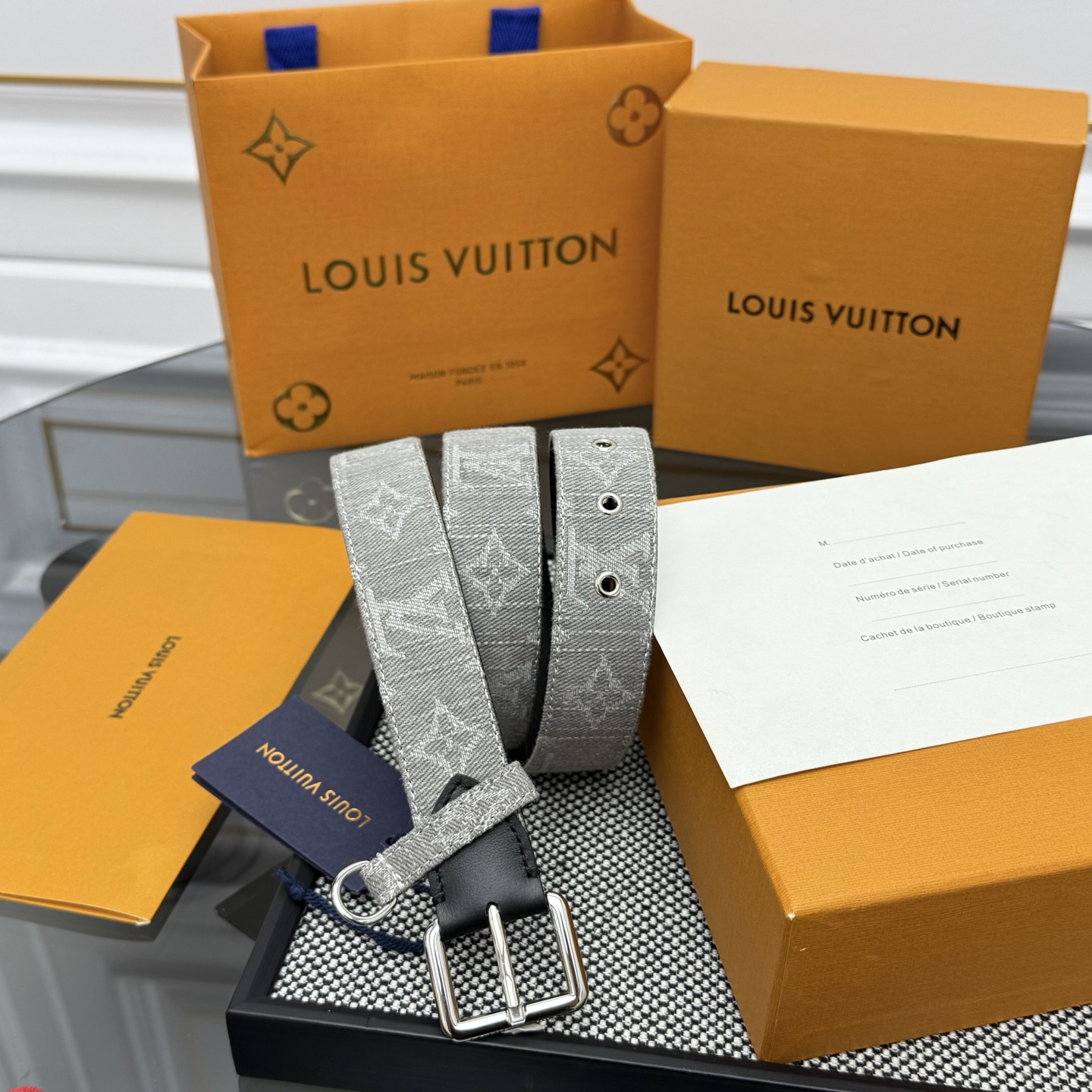 [LV Belts]The LVDring belt is reproduced with Monogram tannin, a classic desig